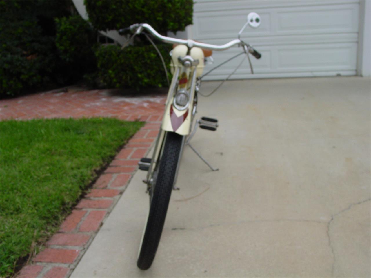 Whizzer-Motorcycle-1948-cream-and-brown-trim-cream