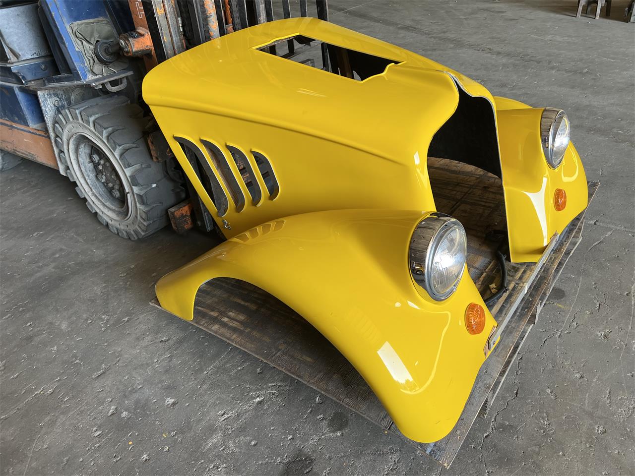 Willys-5-window-coupe-1933-Yellow-Black-2