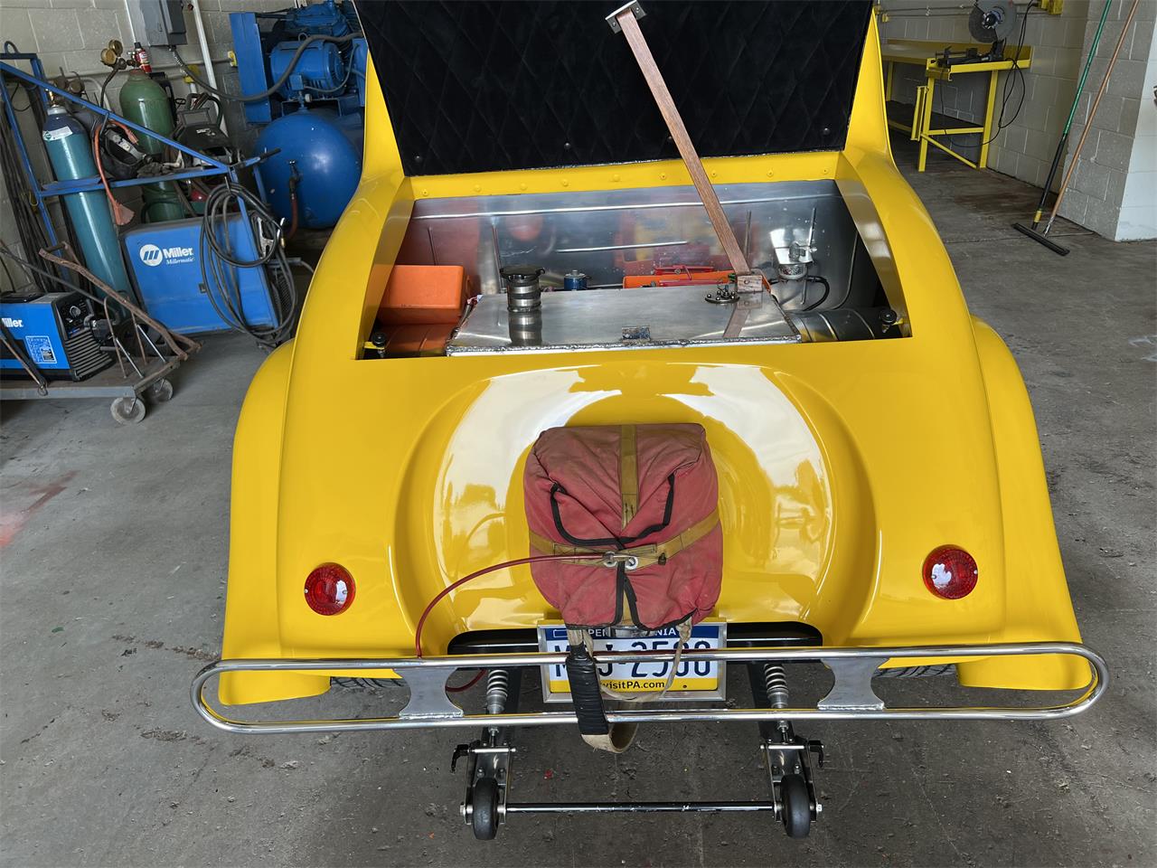 Willys-5-window-coupe-1933-Yellow-Black-4
