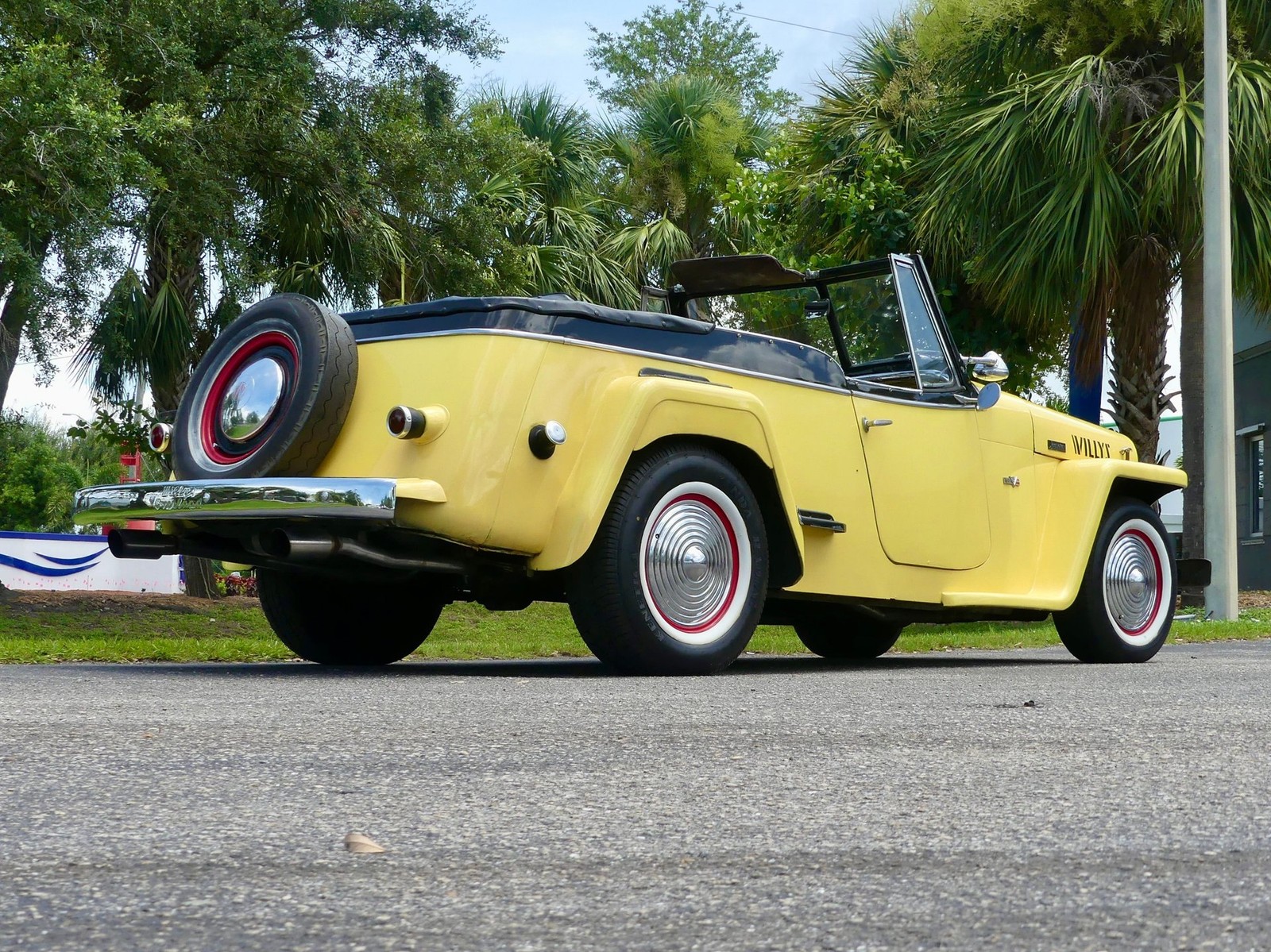 Willys-Jeepster-1949-Convertible-19