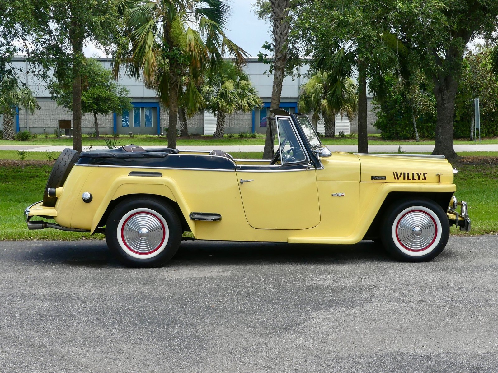 Willys-Jeepster-1949-Convertible-2