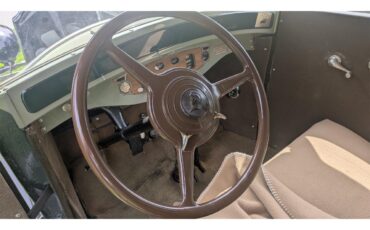 Willys-Knight-1928-Two-Tone-green-with-Sandstone-–-taupe-15