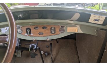 Willys-Knight-1928-Two-Tone-green-with-Sandstone-–-taupe-17