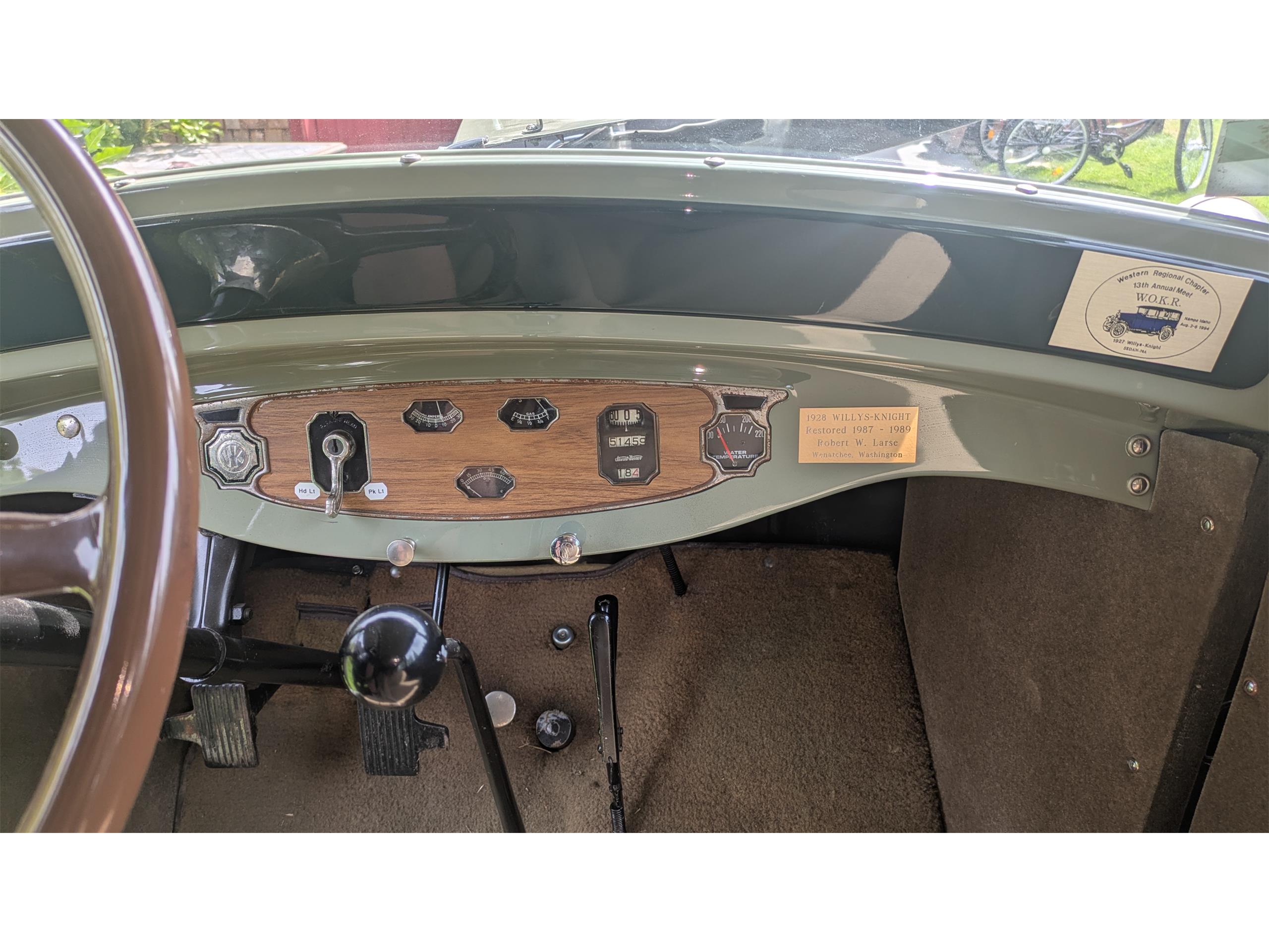 Willys-Knight-1928-Two-Tone-green-with-Sandstone-–-taupe-17