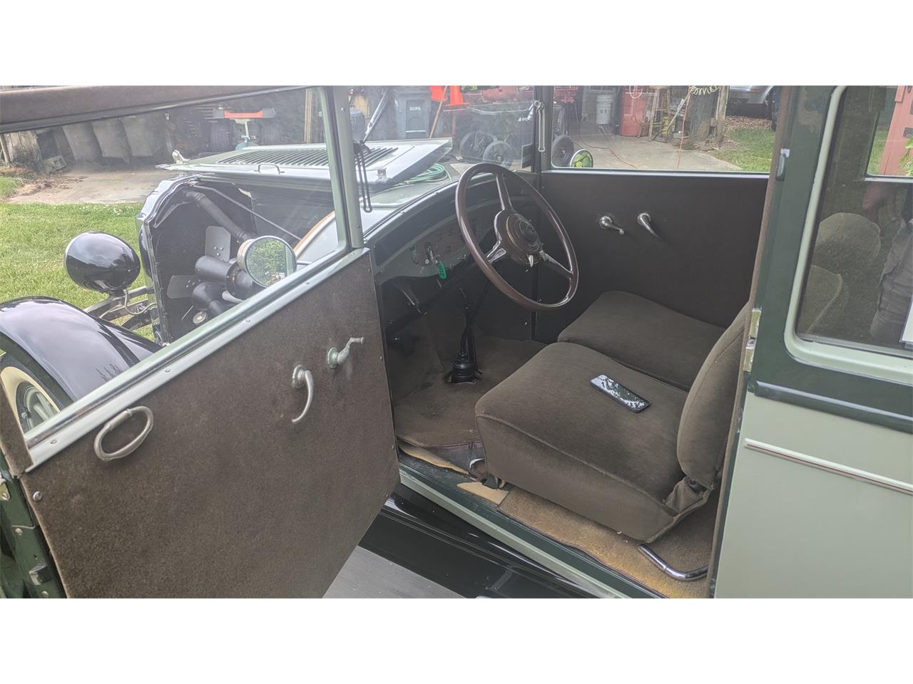Willys-Knight-1928-Two-Tone-green-with-Sandstone-–-taupe-18