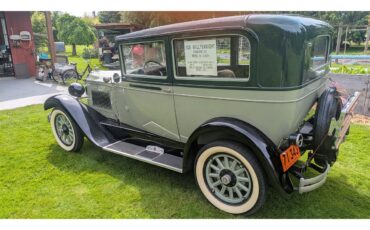 Willys-Knight-1928-Two-Tone-green-with-Sandstone-–-taupe-2