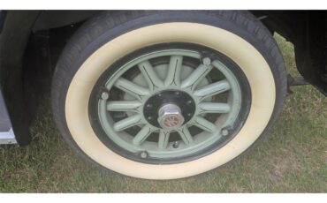 Willys-Knight-1928-Two-Tone-green-with-Sandstone-–-taupe-21