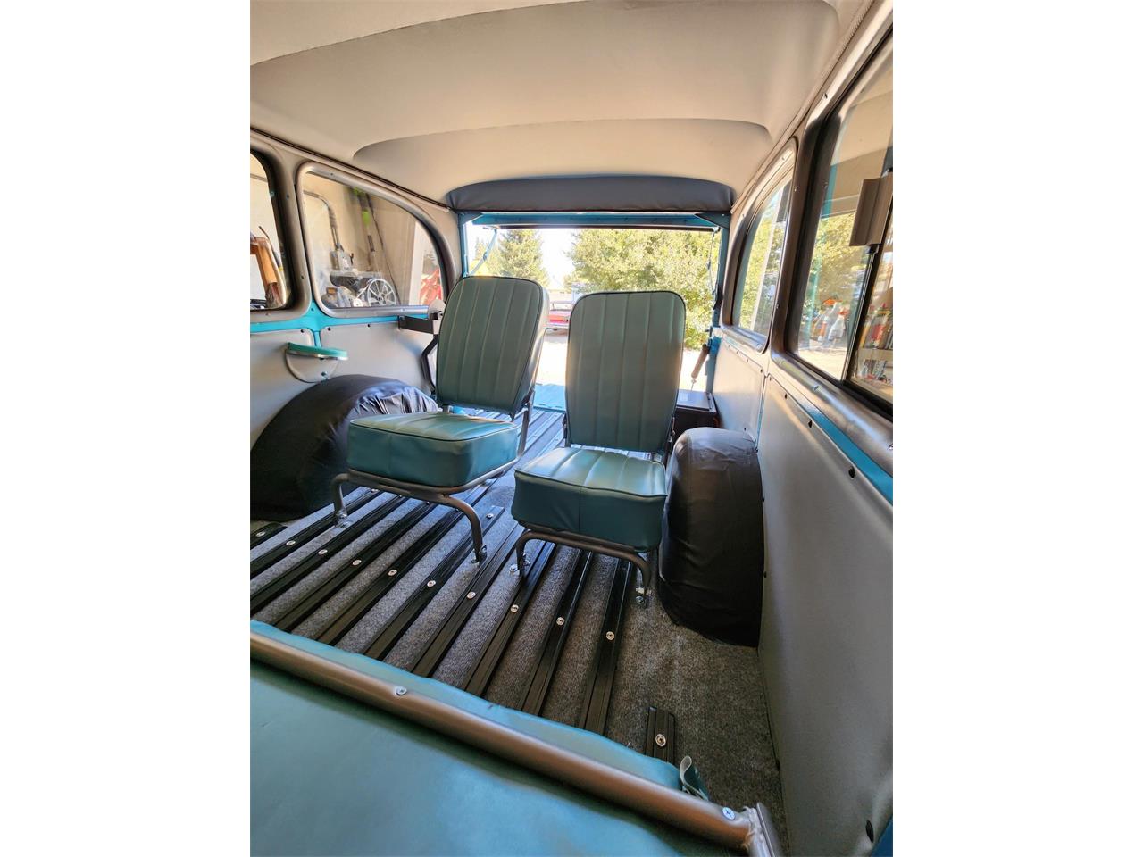 Willys-Wagoneer-1961-Two-tone-turquoise-Grayturquoise-22