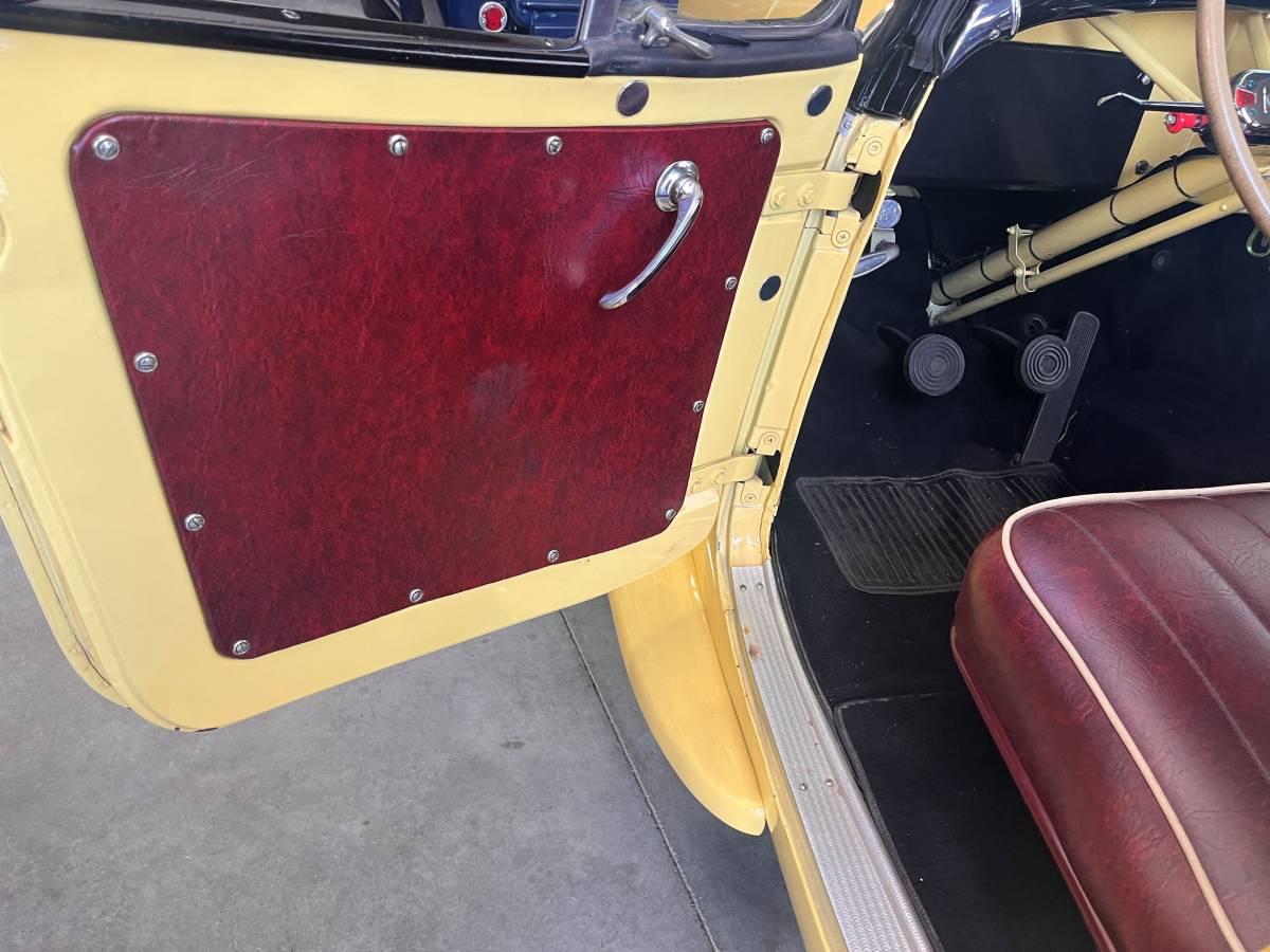 Willys-overland-jeepster-1950-yellow-19