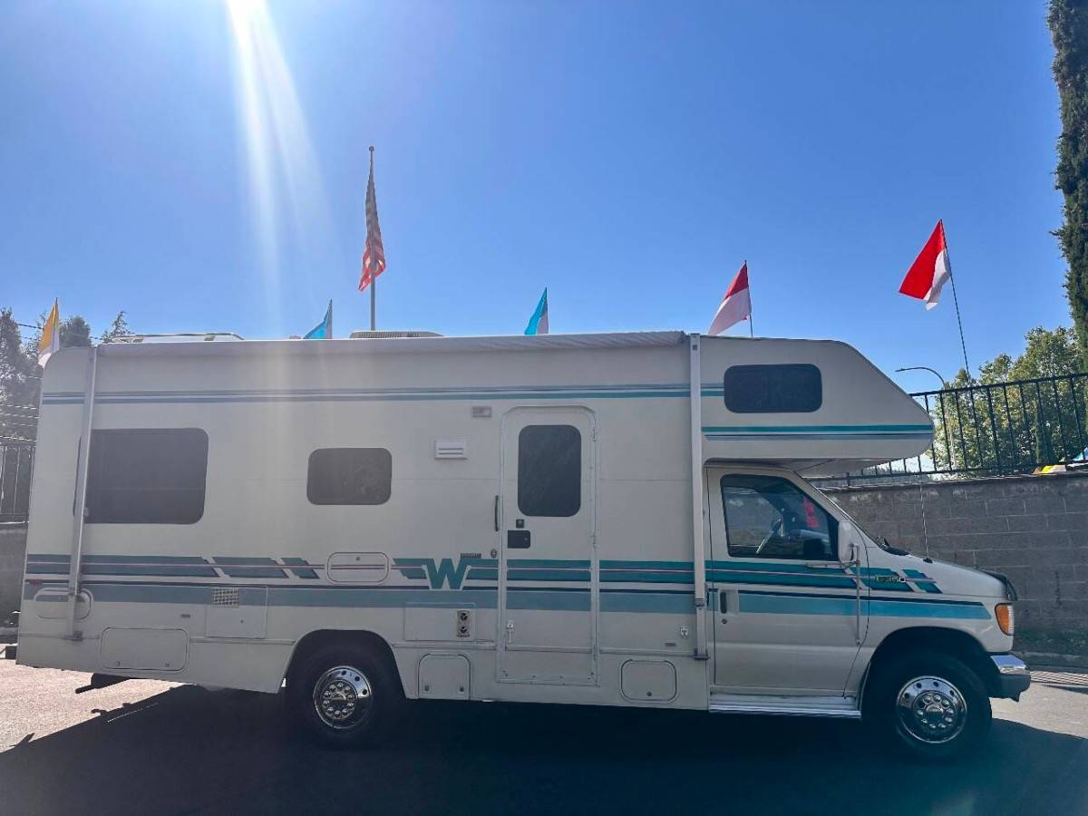 Winnebago-mini-winnie-24-rc-1995-white-1