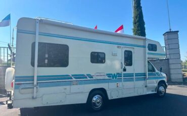 Winnebago-mini-winnie-24-rc-1995-white-3
