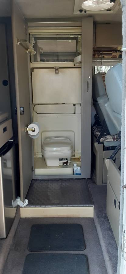 Winnebago-rialta-1995-white-12