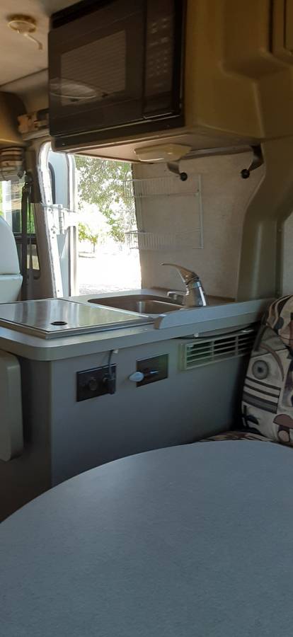 Winnebago-rialta-1995-white-15