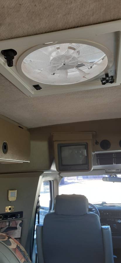 Winnebago-rialta-1995-white-5