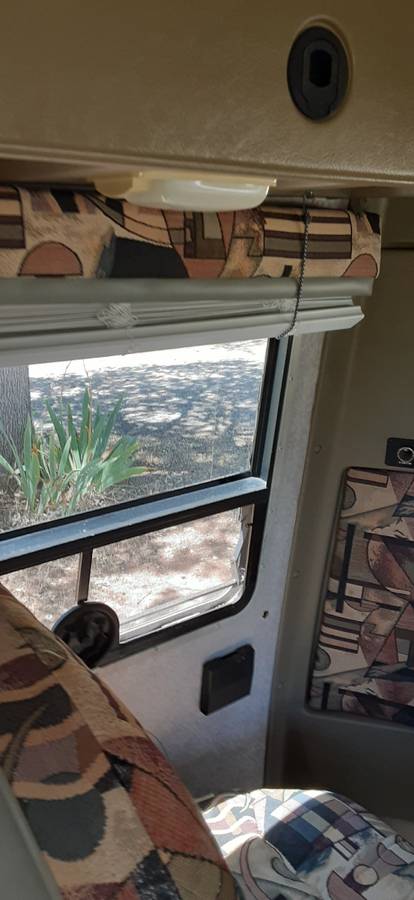 Winnebago-rialta-1995-white-8