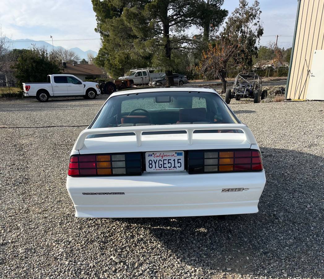 Z28-camaro-1991-white-6