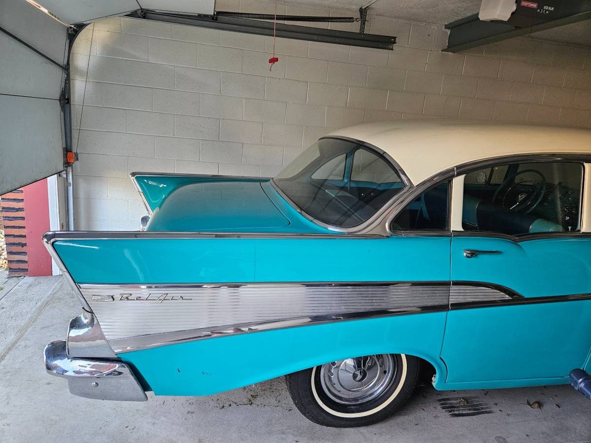 4-door-chevy-sedan-1957-3