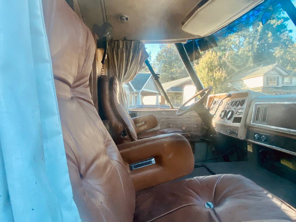 Airstream-transair-24-motorhome-1982-silver-23