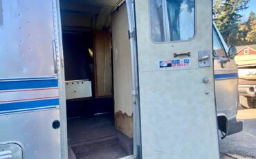 Airstream-transair-24-motorhome-1982-silver-5