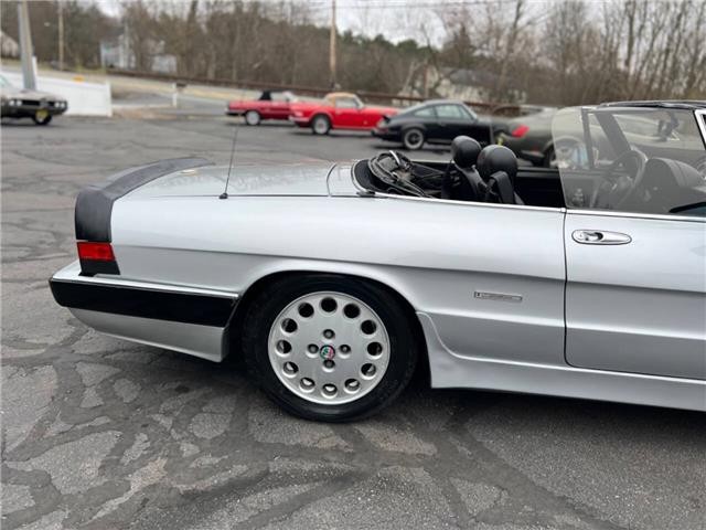 Alfa-Romeo-Spider-Quadrifoglio-1987-11