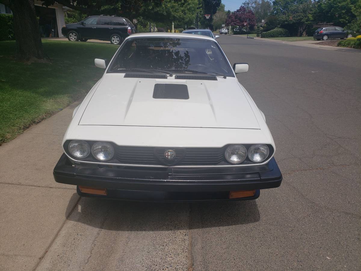 Alfa-romeo-gtv6-1985-white-1