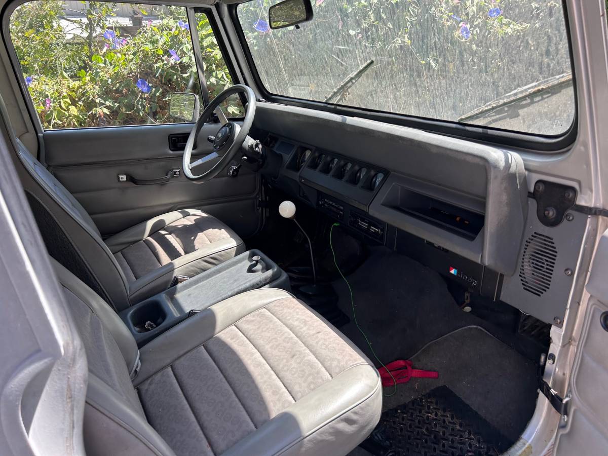 Amc-jeep-1988-silver-1
