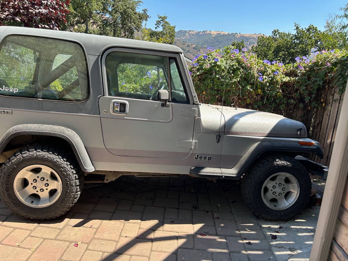 Amc-jeep-1988-silver-3