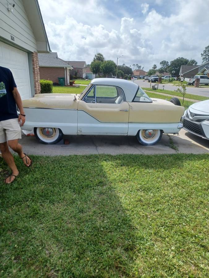 American-motors-metropolitan-1960-yellow-6