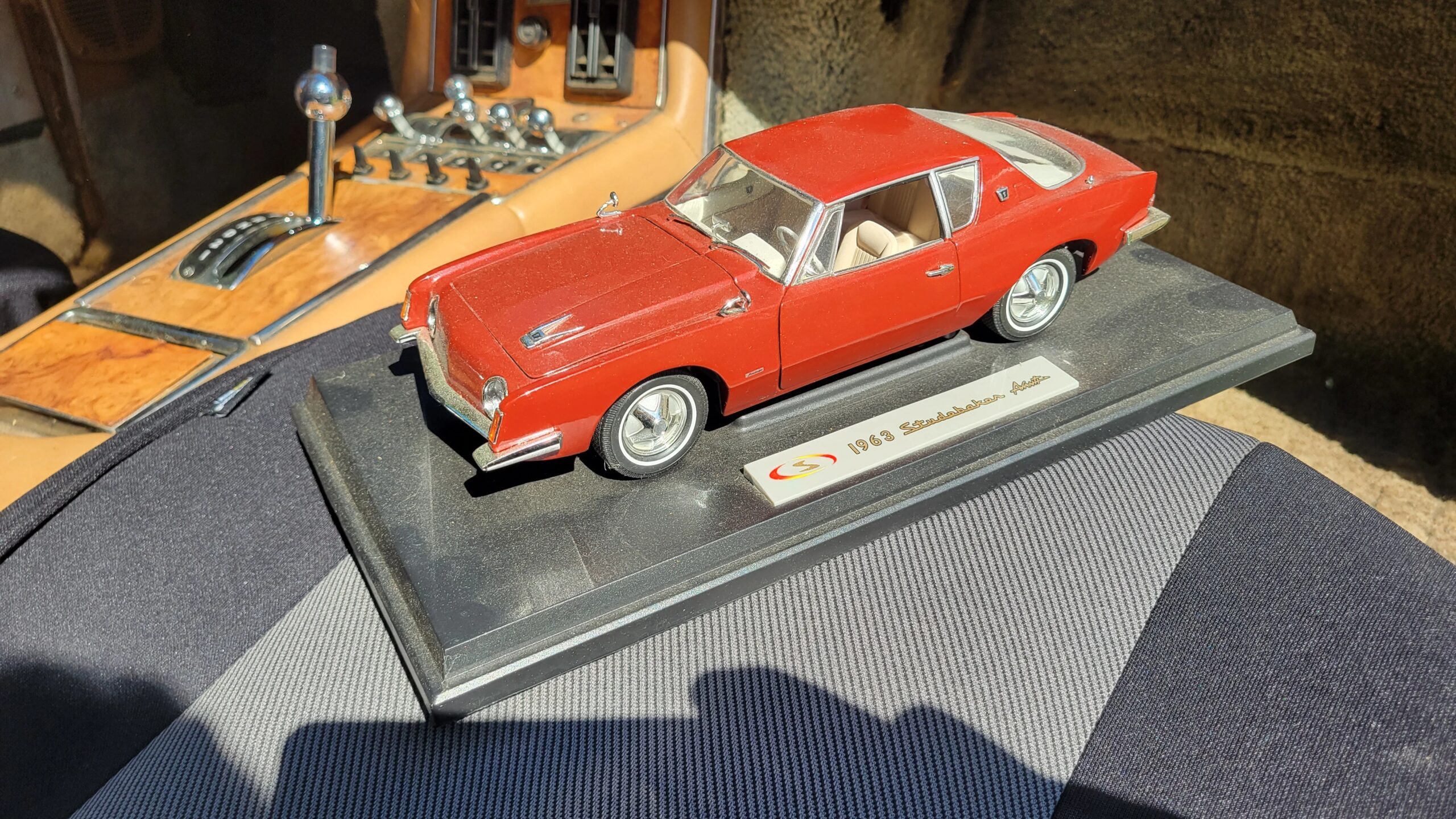 Avanti-Ii-1978-Gray-Tan-23