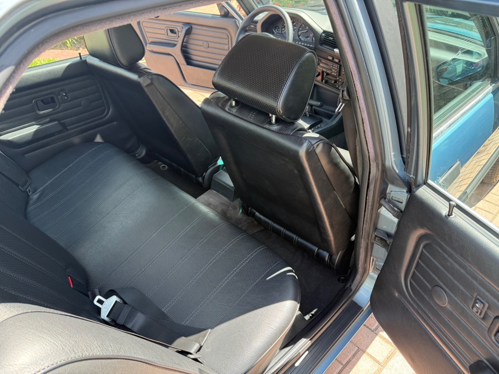 BMW-3-Series-1989-Sedan-4
