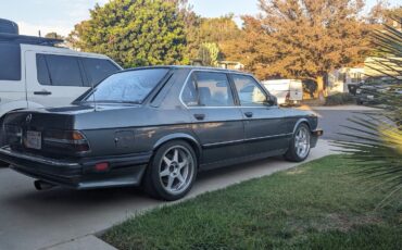 BMW-5-Series-1984-3