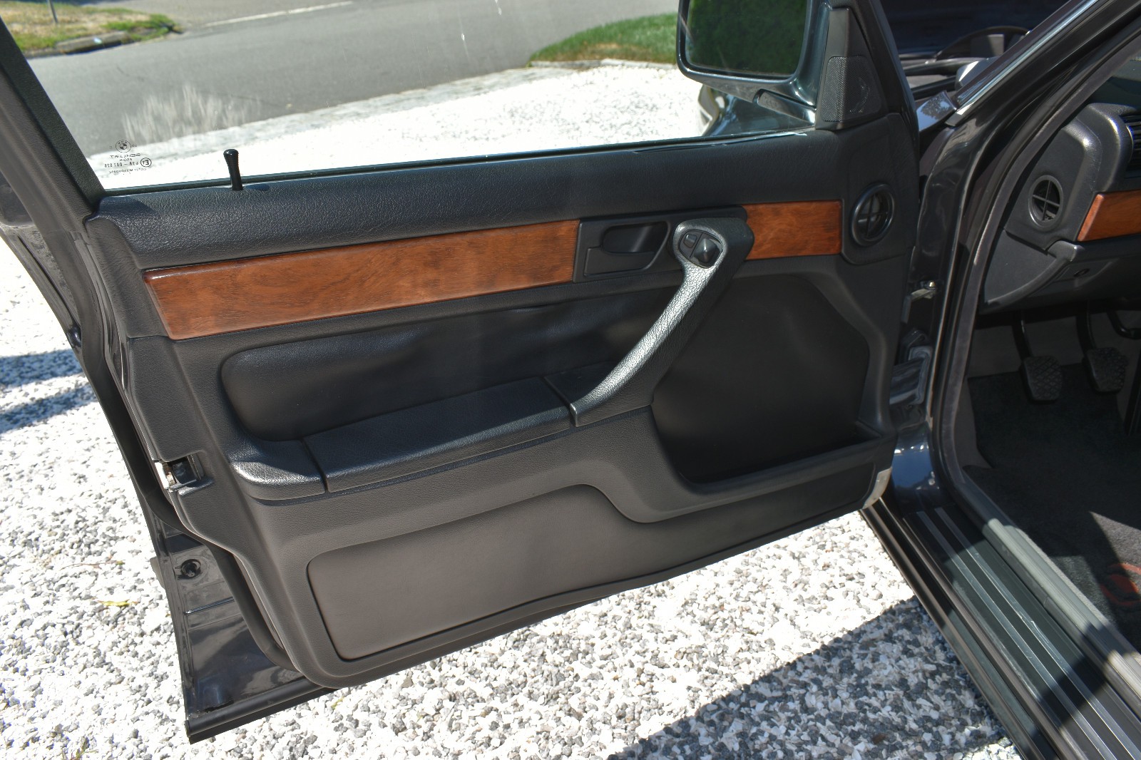 BMW-7-Series-1988-Sedan-18