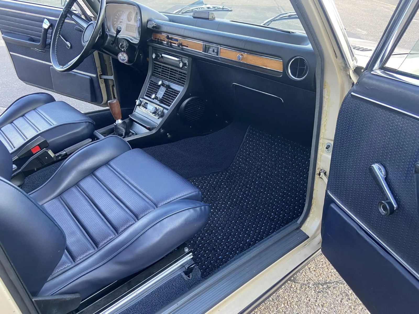 BMW-Bavaria-1973-Sedan-13