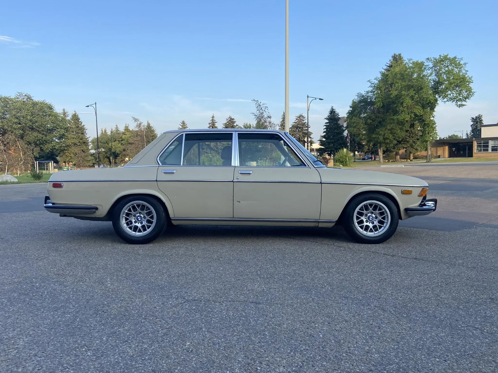 BMW-Bavaria-1973-Sedan-2