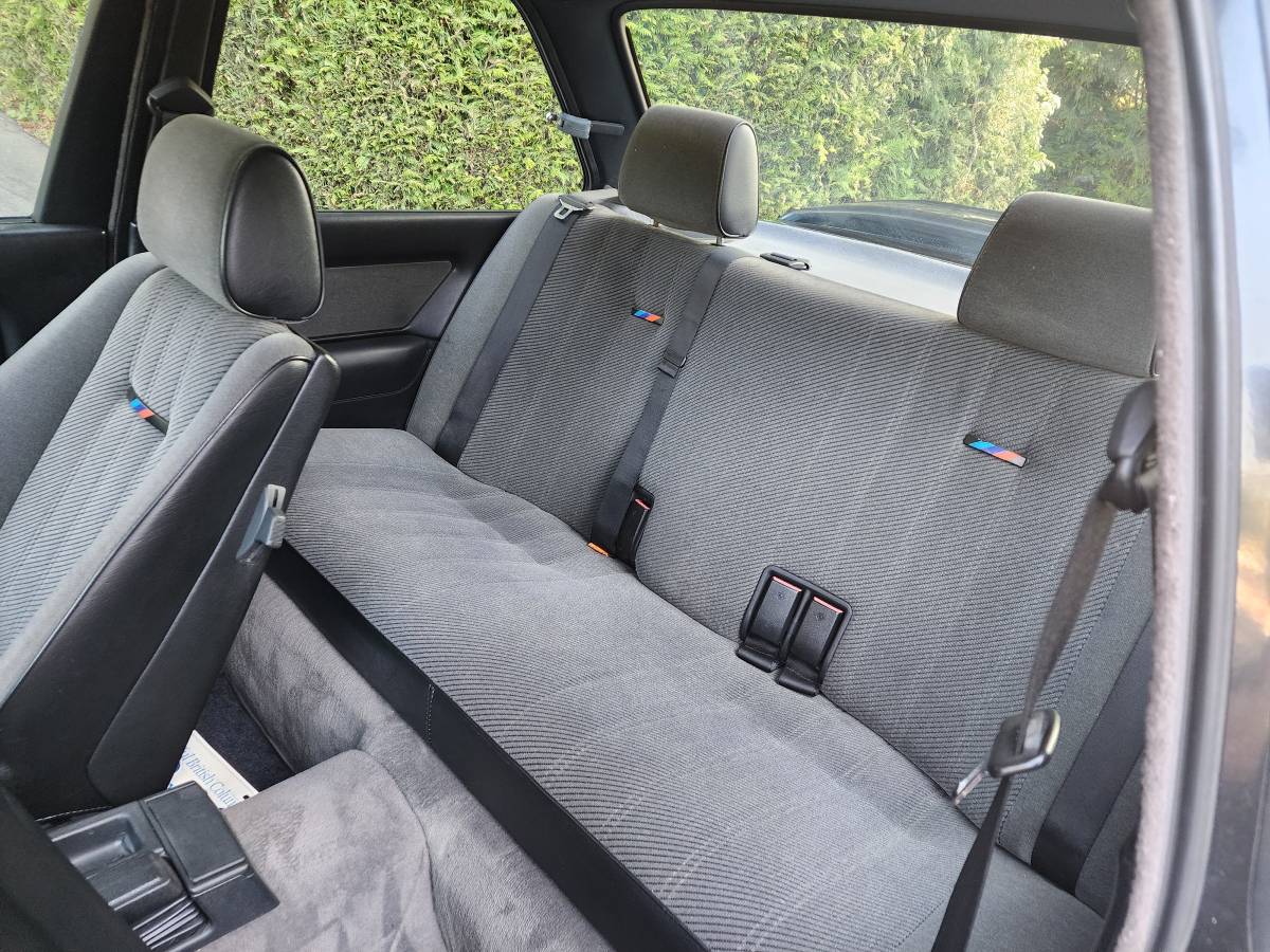 Bmw-320i-1988-black-16