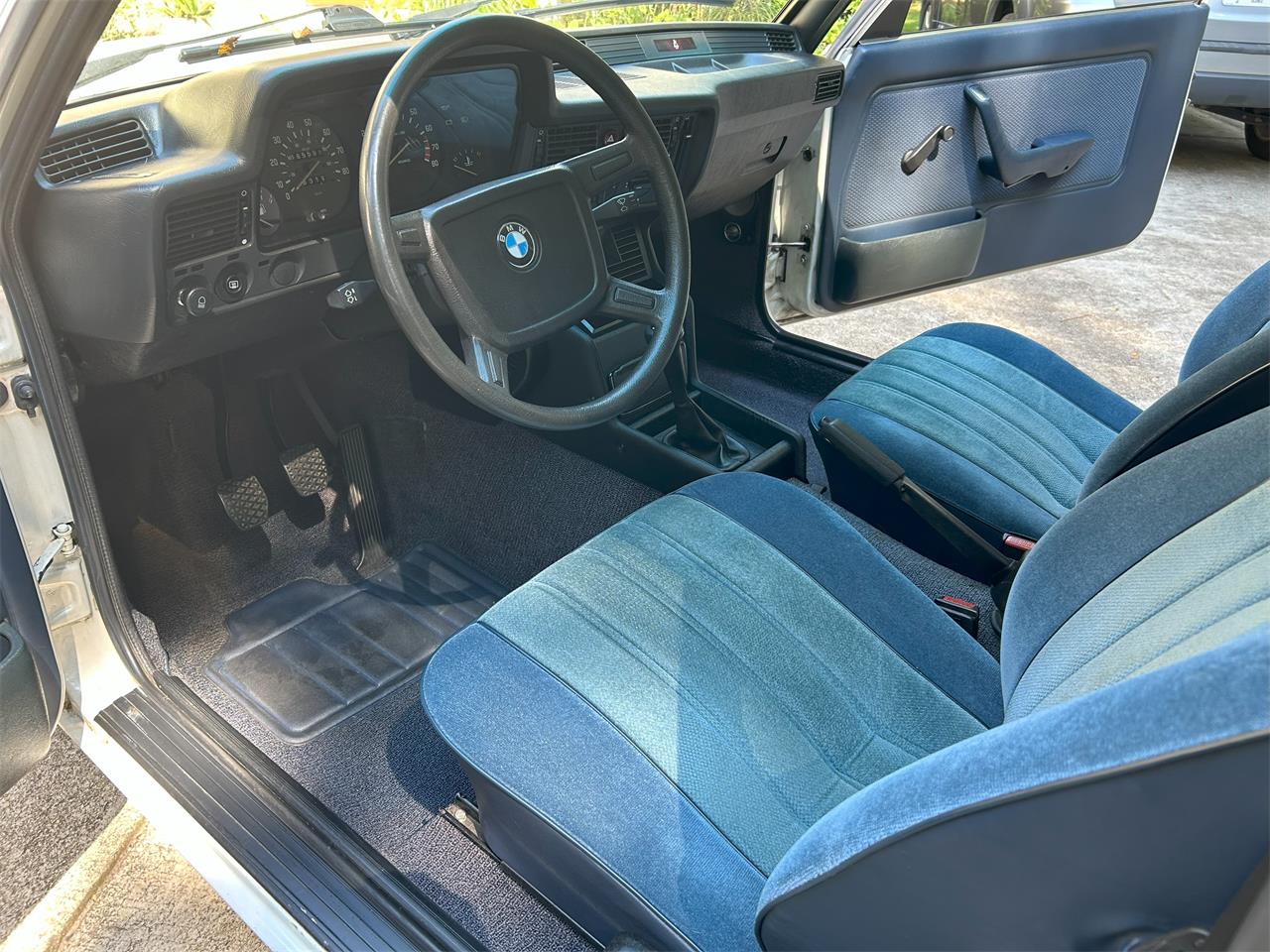 Bmw-325i-1983-Alpine-white-Blue-17