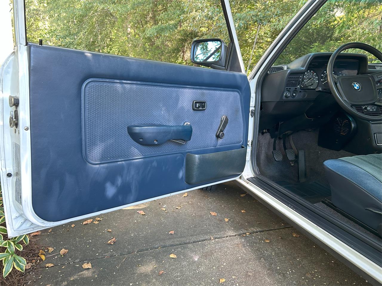 Bmw-325i-1983-Alpine-white-Blue-18