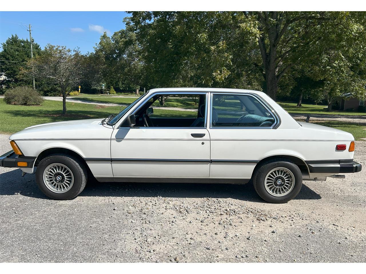 Bmw-325i-1983-Alpine-white-Blue-2