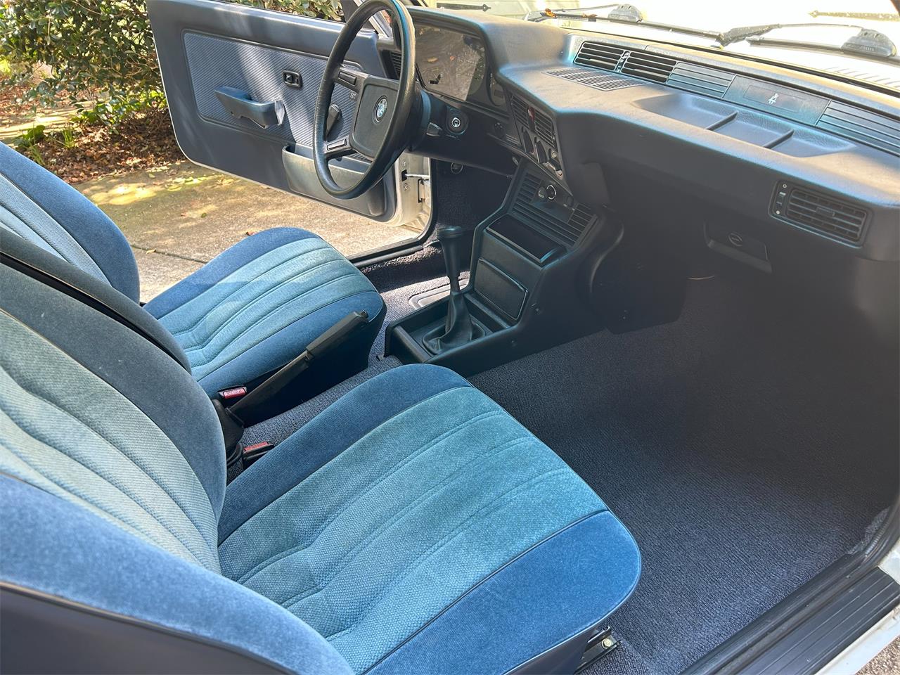 Bmw-325i-1983-Alpine-white-Blue-20