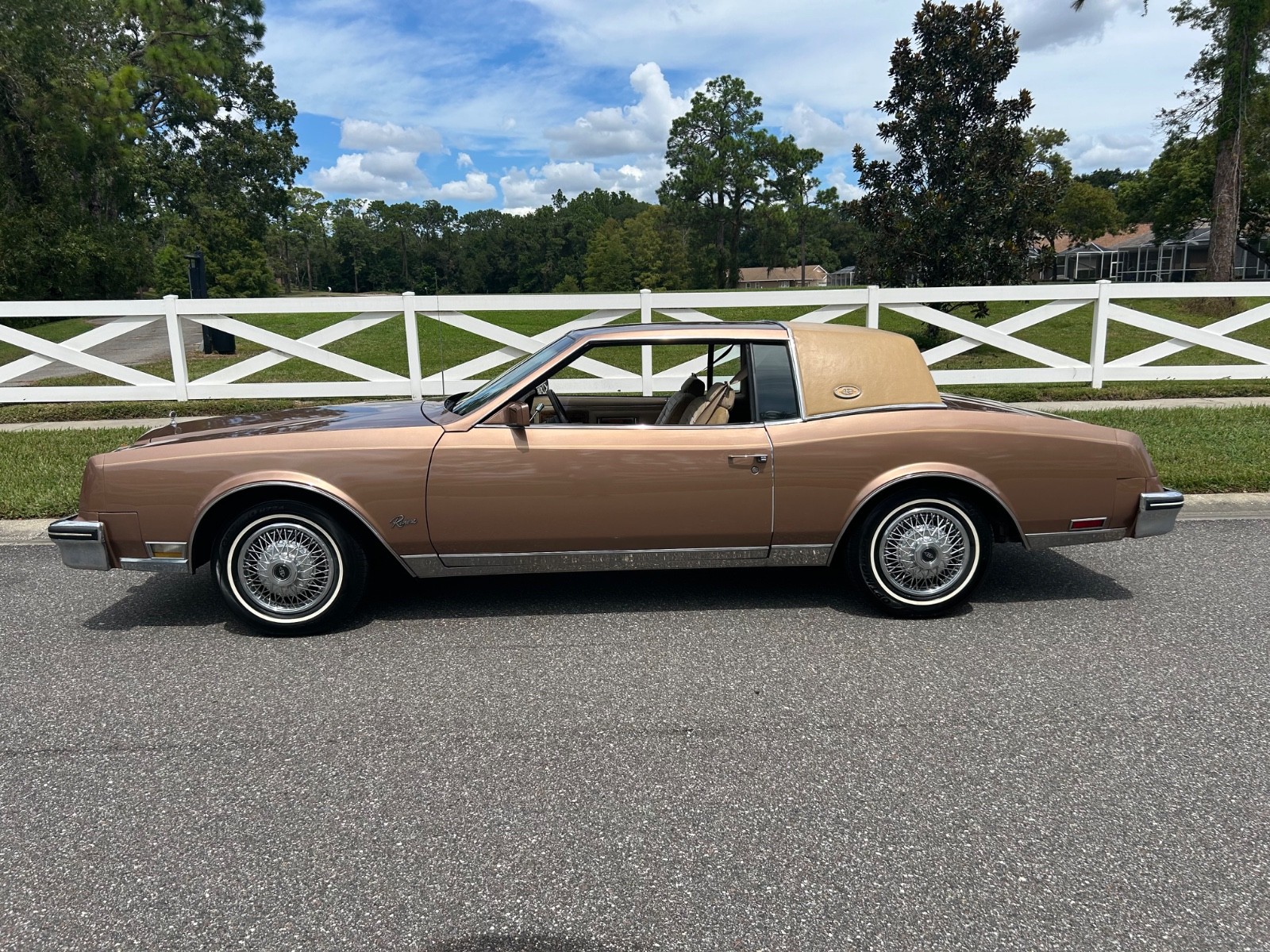 Buick-Riviera-1982-Coupe-1