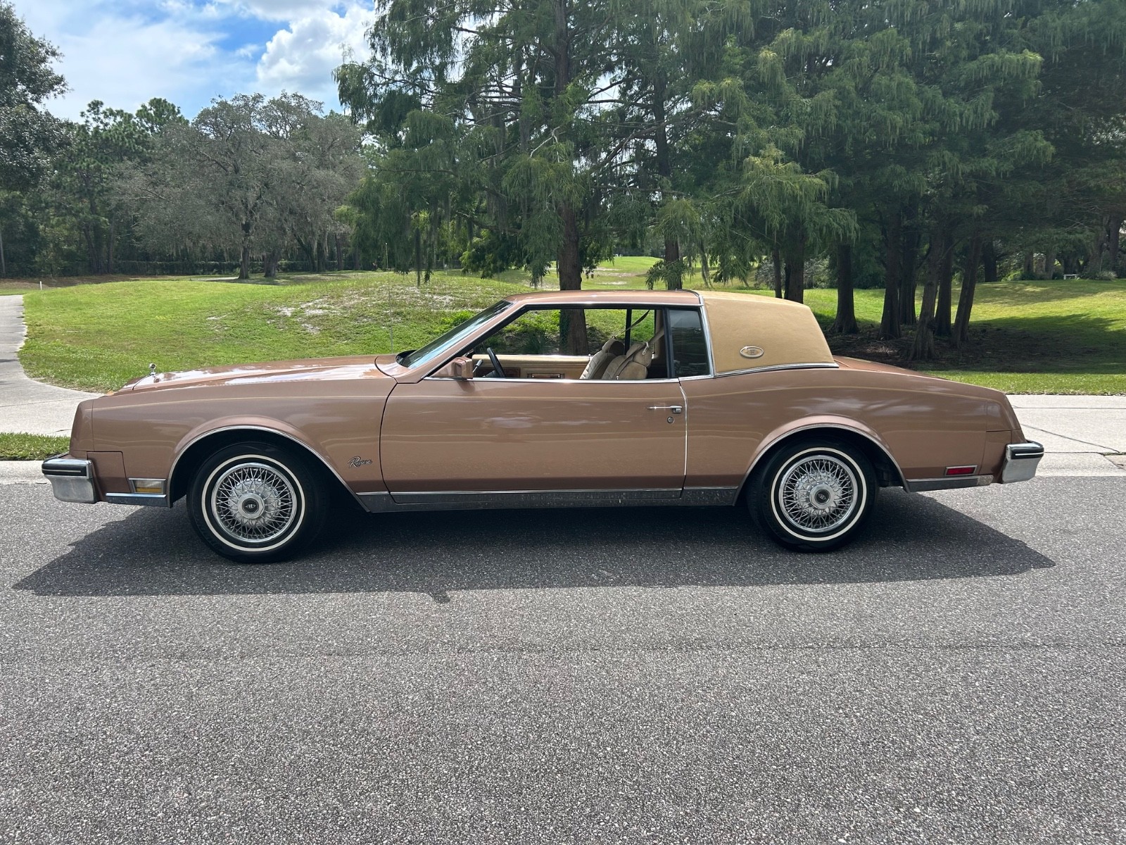 Buick-Riviera-1982-Coupe-13