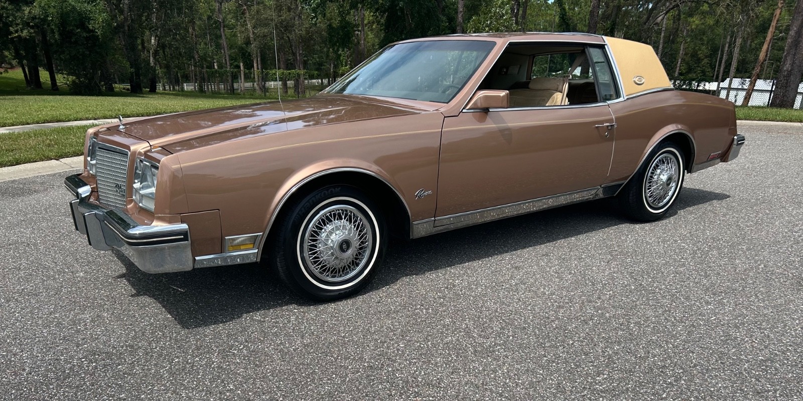 Buick-Riviera-1982-Coupe-2