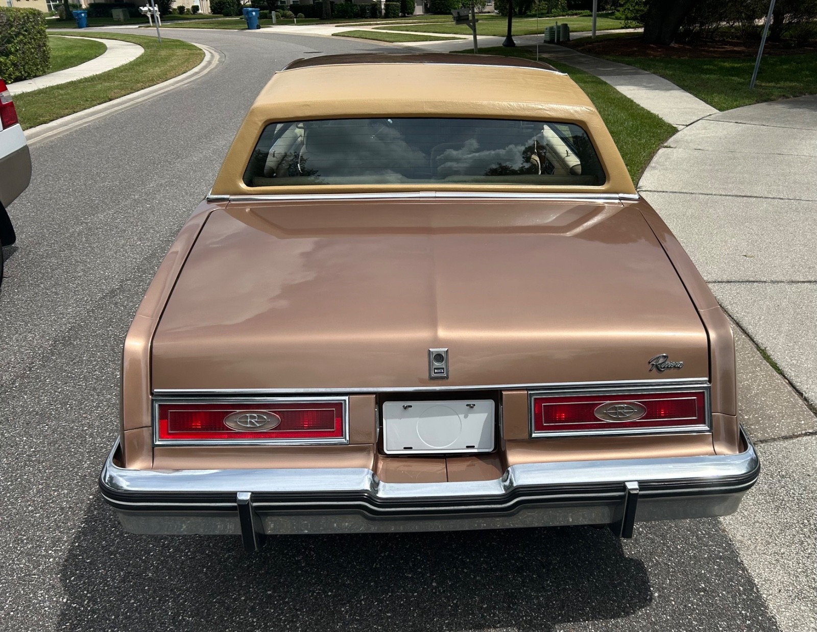 Buick-Riviera-1982-Coupe-21