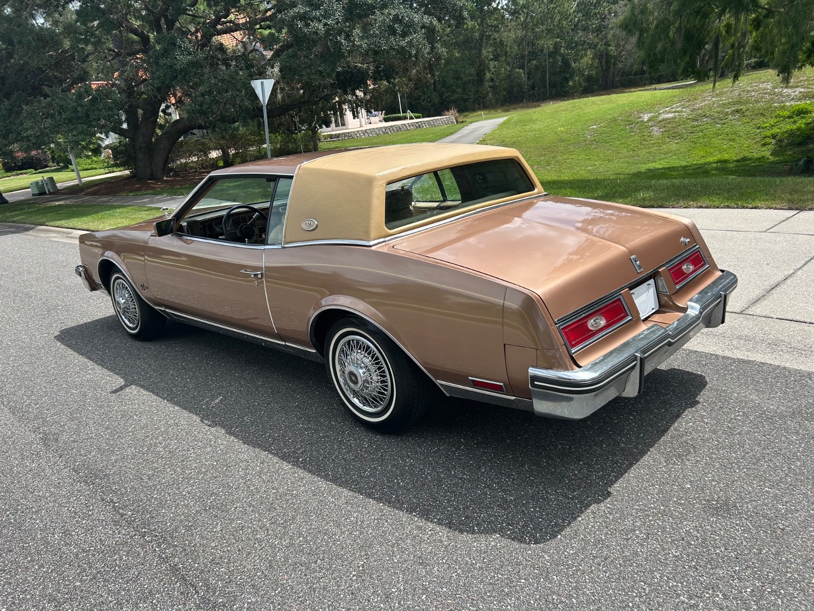 Buick-Riviera-1982-Coupe-24