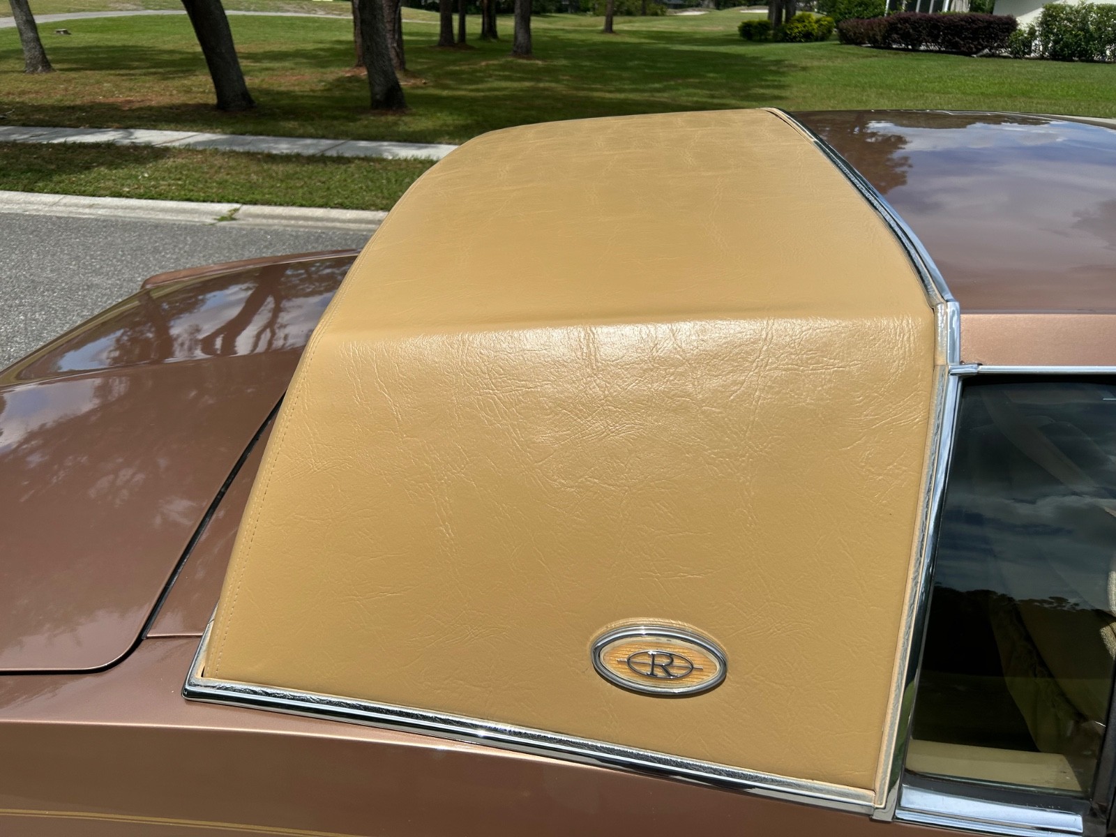 Buick-Riviera-1982-Coupe-26