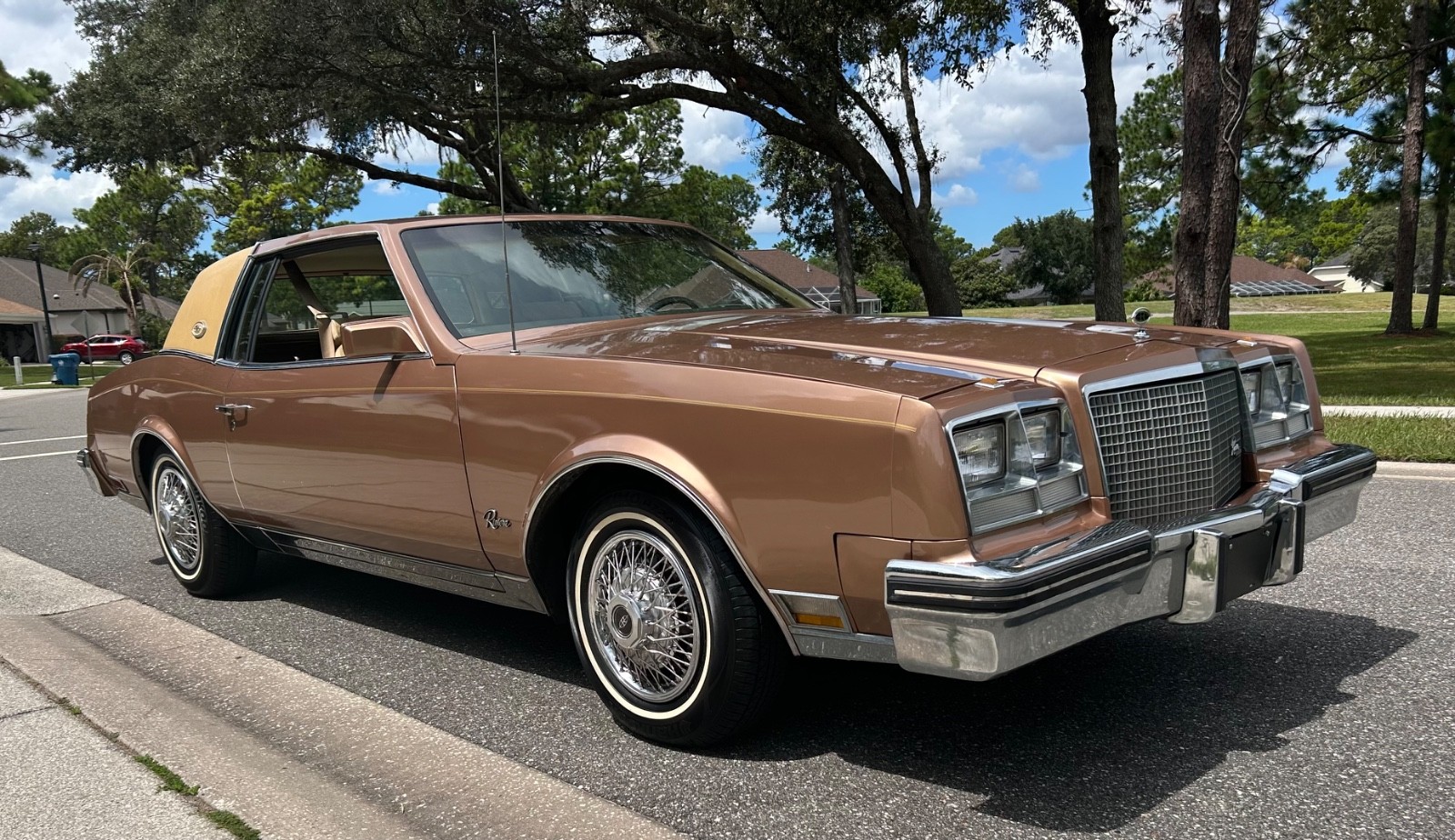 Buick-Riviera-1982-Coupe-27