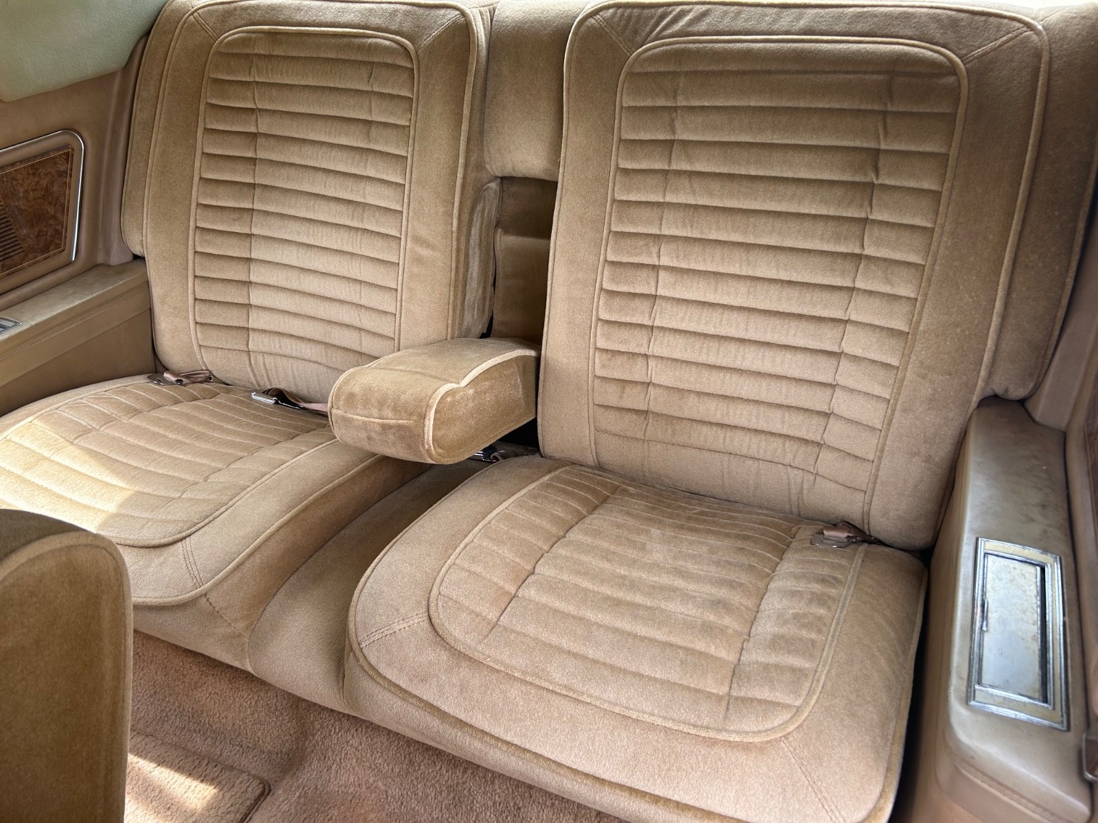 Buick-Riviera-1982-Coupe-29