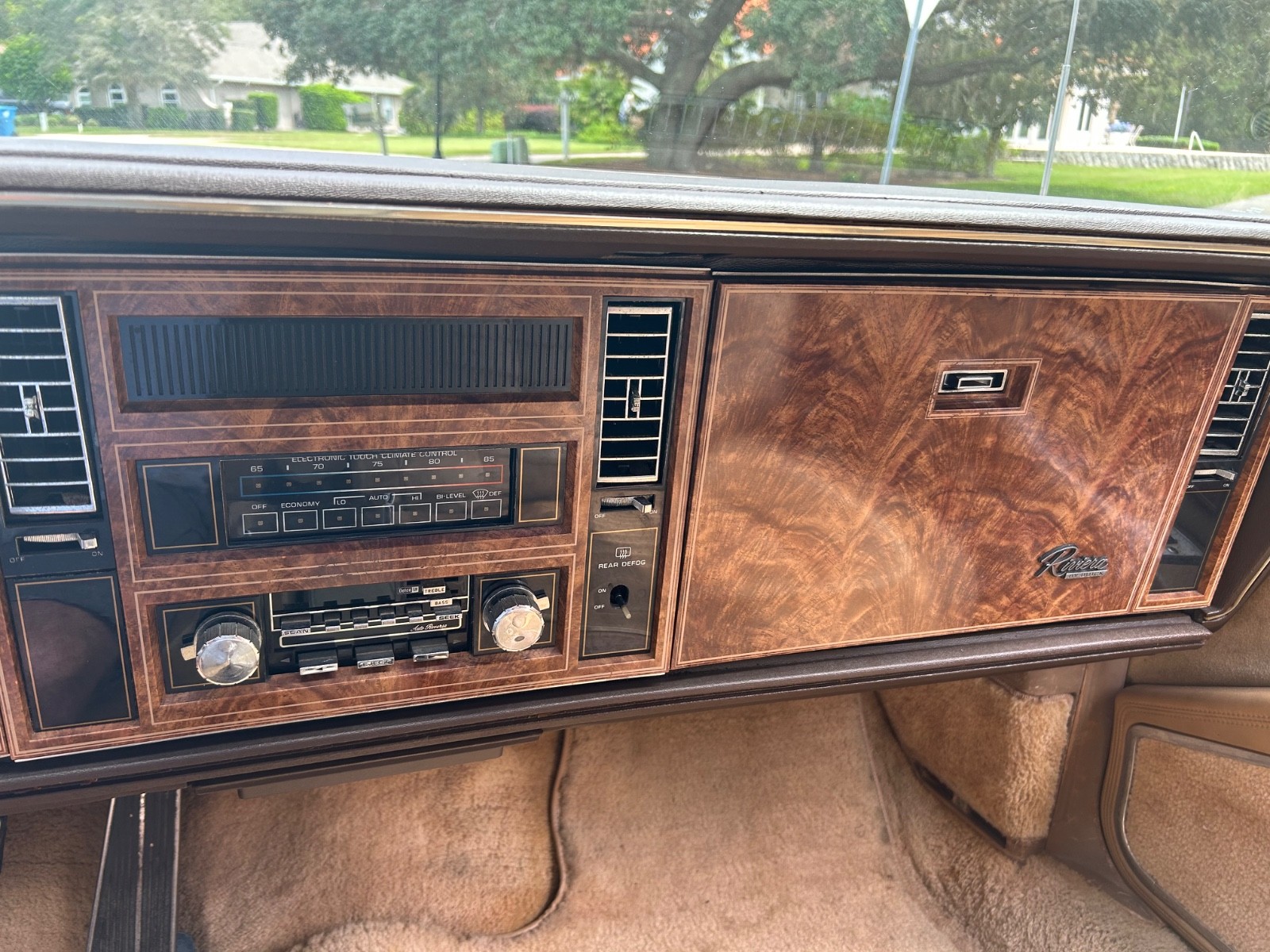 Buick-Riviera-1982-Coupe-32