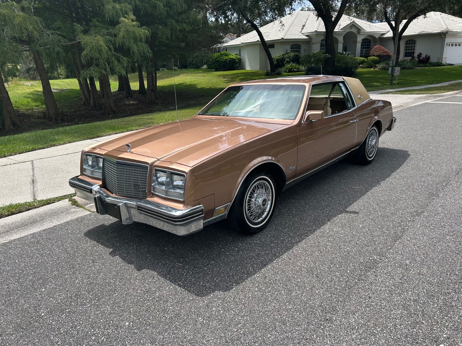 Buick-Riviera-1982-Coupe-34