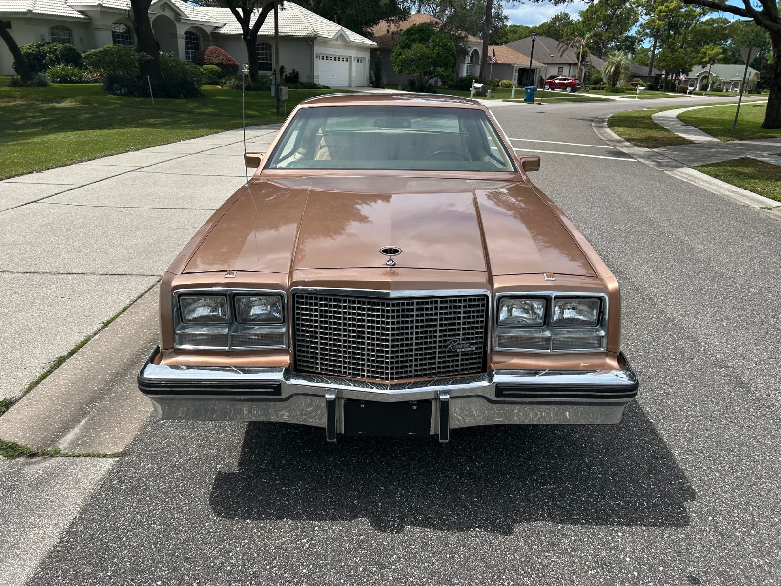 Buick-Riviera-1982-Coupe-35